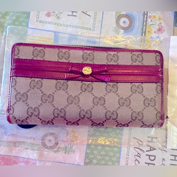 Guc gucci zip around wallet does have some call outs see pics - Picture 2 of 12